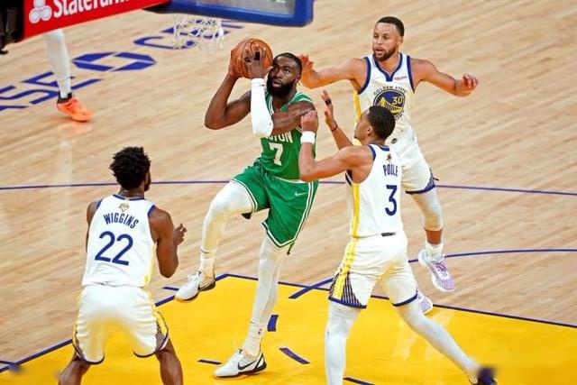 易建联真的混不下NBA吗？5年换4队后才发现，答案可能很意外